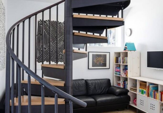A-Frame-House-in-The-Hamptons-Revamped-by-Edgar-Papazian-triangle-house-4-683x1024