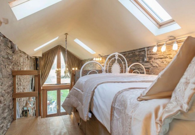 crows-hermitage-loft-bedroom1