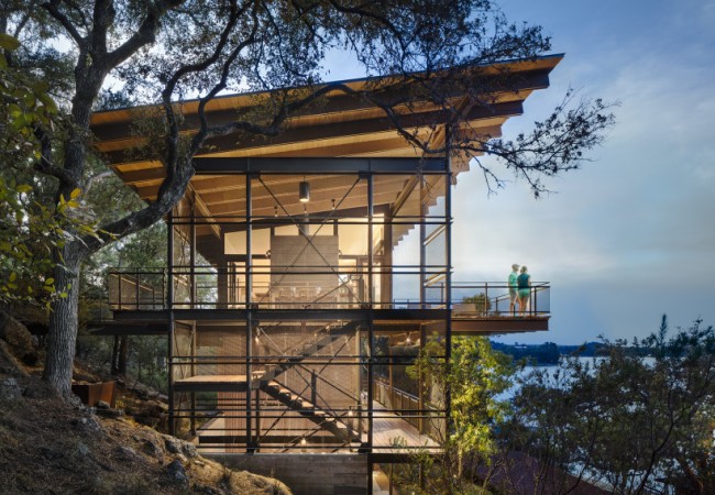 House_on_the_shore_of_the_lake1