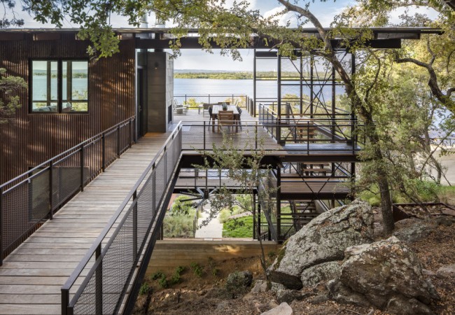 House_on_the_shore_of_the_lake6