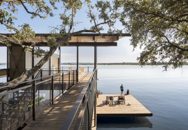 House_on_the_shore_of_the_lake8