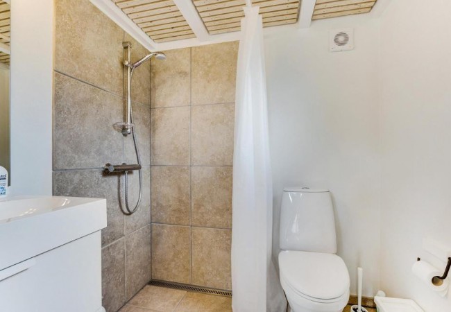 scandinavian-modern-tiny-house-bathroom1-via-smallhousebliss