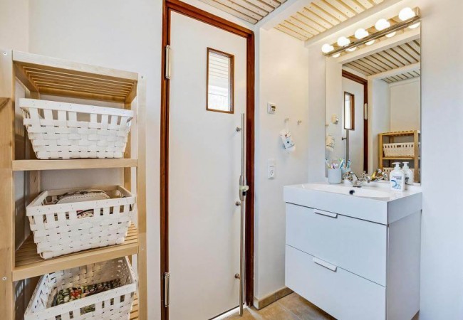 scandinavian-modern-tiny-house-bathroom2-via-smallhousebliss