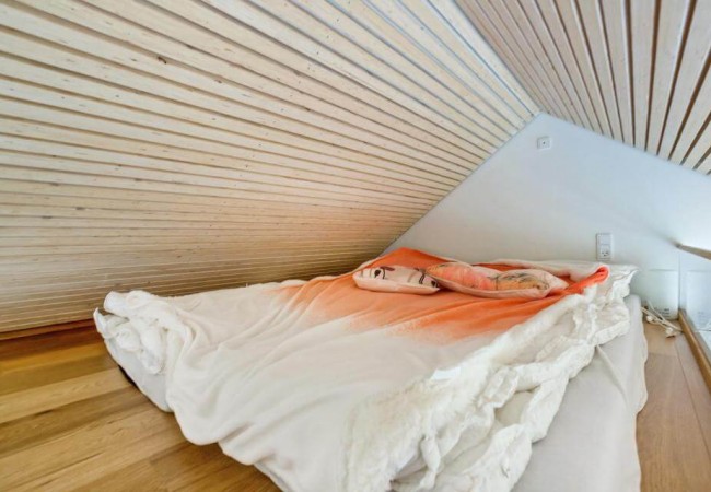 scandinavian-modern-tiny-house-sleeping-loft-via-smallhousebliss
