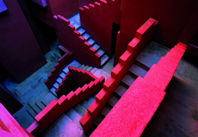 5116c59cb3fc4b57d9000026_ad-classics-la-muralla-roja-ricardo-bofill_ricardo_bofill_taller_de_arquitectura_la_muralla_roja_calpe_spain_-12-