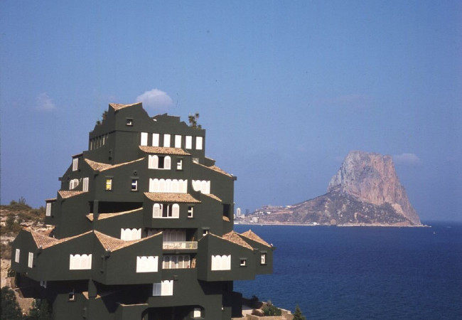 5116cf5eb3fc4b0843000031_ad-classics-xanad-ricardo-bofill_xanadu_calpe_spain_ricardo_bofill_taller_arquitectura_1