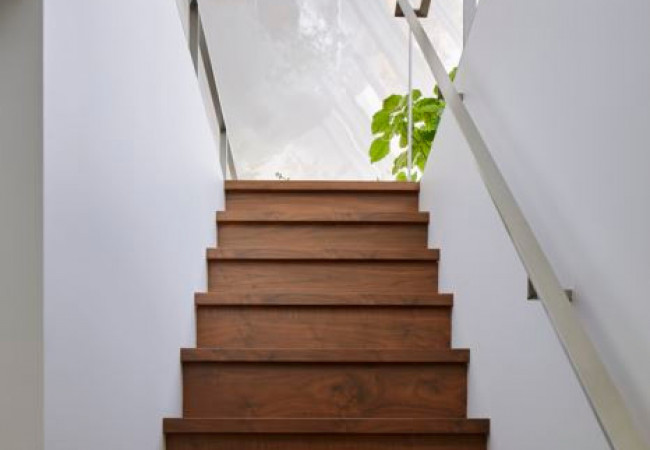 004_look_up_from_the_stairs