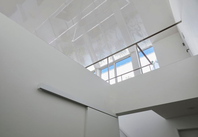 007_look_up_from_the_entrance