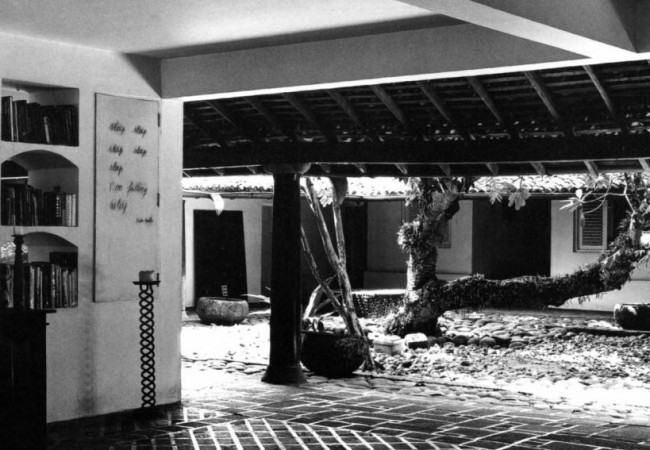 02_E_-_Photograph_of_the_Court_at_the_Ena_de_Silva_House_by_Helene_Binet.