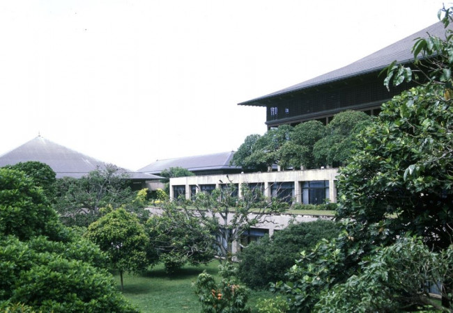 08_B_-The_members'_Terrace_and_Garden_at_the_Parliament_in_Kotte.