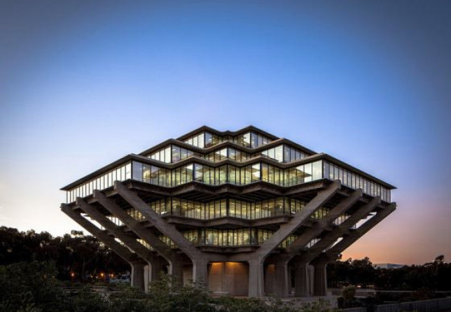 5196626fb3fc4b96d7000008_ucsd-a-built-history-of-modernism_geisel_library_2