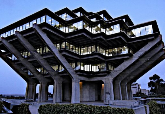 542a3a6dc07a809a0e000272_ad-classics-geisel-library-william-l-pereira-associates_brazilfox