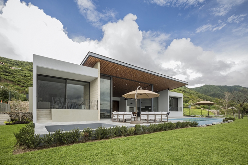 Дом у озера / FARQ Arquitectos